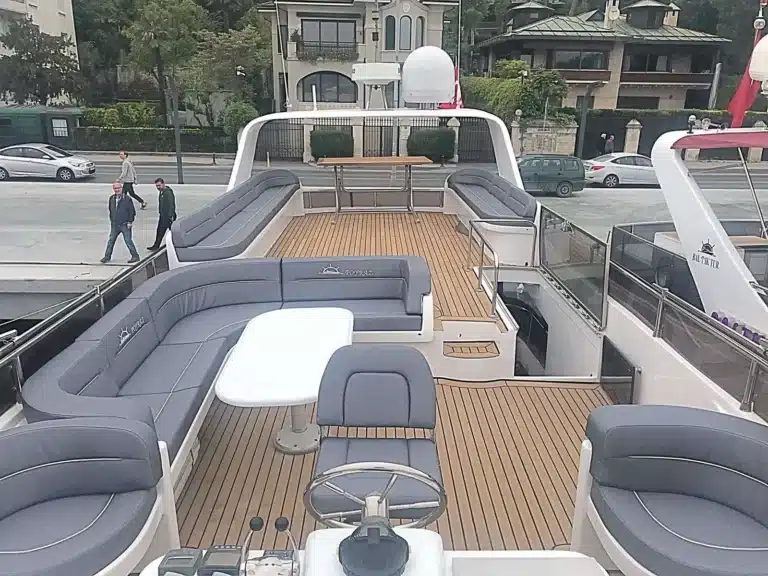 Hand-tucked seams and UV-stabilized adhesives for marine seating – First Class MasterCraft precision detailing